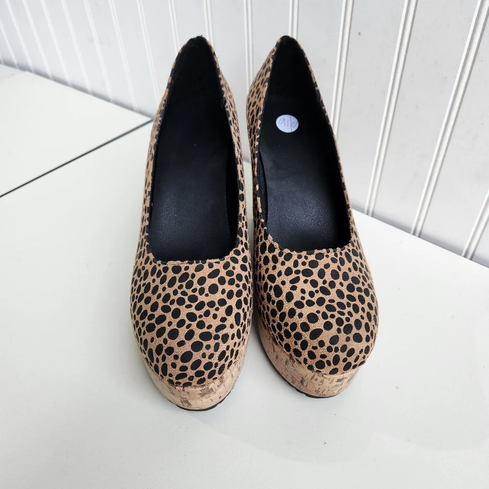 Women Pumps Platform 2in on front 4in on back of shoe High Heels size 9.5